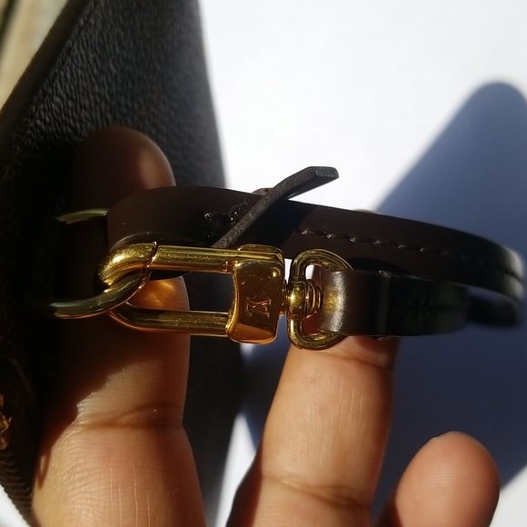 Louis Vuitton Damier Wristlet - Picture 7 of 16